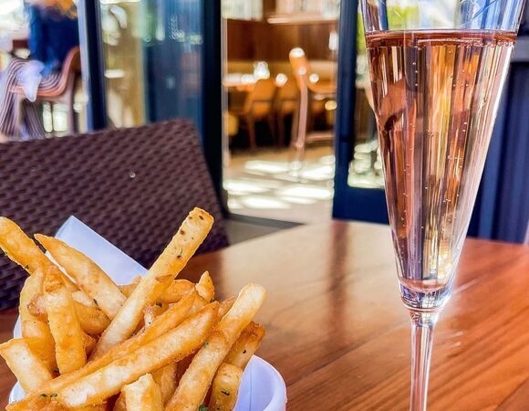 Неожиданно, но удачно: 10 января отмечаем День шампанского и картофеля фри 