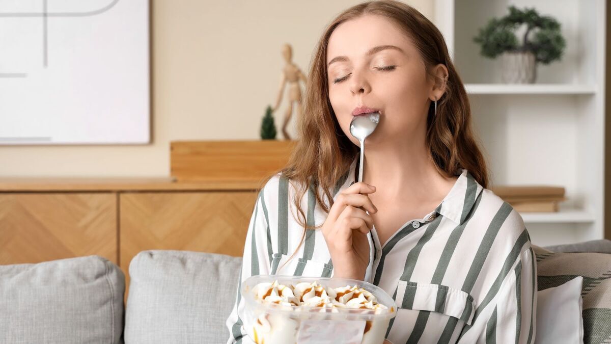 Почему во время ПМС тянет на сладкое и чем его заменить: в списке не только еда — психолог Сергей Ланг