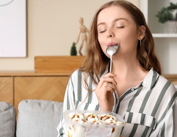 Почему во время ПМС тянет на сладкое и чем его заменить: в списке не только еда — психолог Сергей Ланг