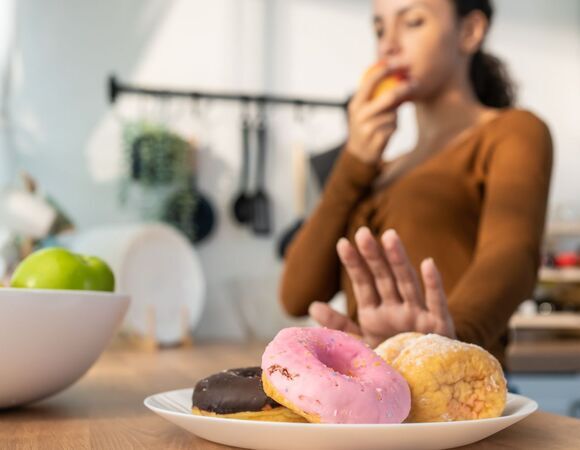 Как справиться с тягой к сладкому, учитывая нейрохимию удовольствия — объяснила диетолог
