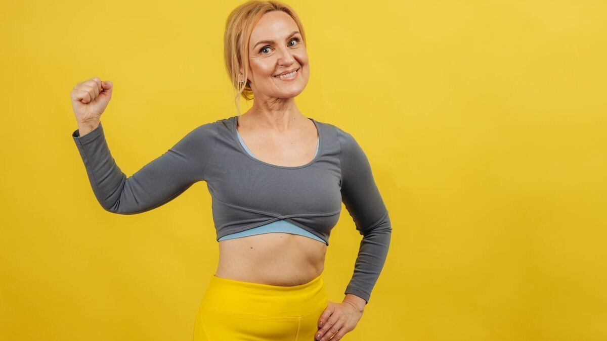 Без инвентаря и тренажеров: 4 упражнения с собственным весом, которые помогают держать в тонусе мышцы после 60 лет