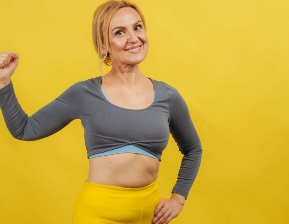 Без инвентаря и тренажеров: 4 упражнения с собственным весом, которые помогают держать в тонусе мышцы после 60 лет