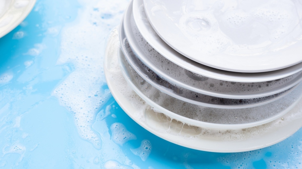 Эксперт сказала, как убрать желтые жирные пятна с тарелок и салатниц — работает даже на старой посуде