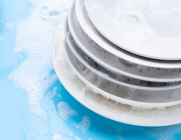 Эксперт сказала, как убрать желтые жирные пятна с тарелок и салатниц — работает даже на старой посуде