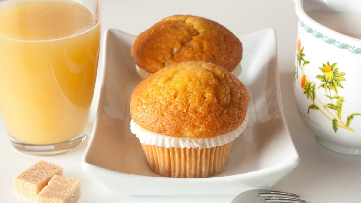 Не страшно, если сразу не съели: пеку несложные апельсиновые булочки — благодаря одной хитрости остаются мягкими несколько дней