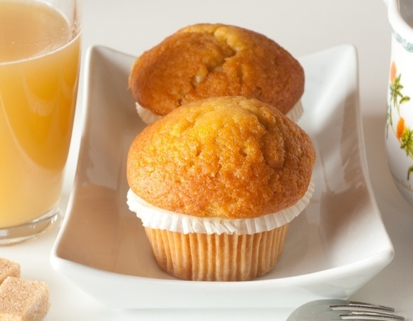 Не страшно, если сразу не съели: пеку несложные апельсиновые булочки — благодаря одной хитрости остаются мягкими несколько дней