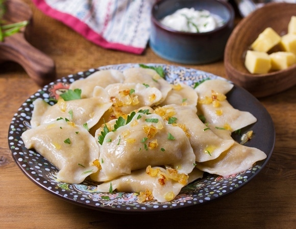 Для вареников выбираю самую "витаминную" начинку (ни творог, ни картошка) — получается сытно, полезно и оригинально