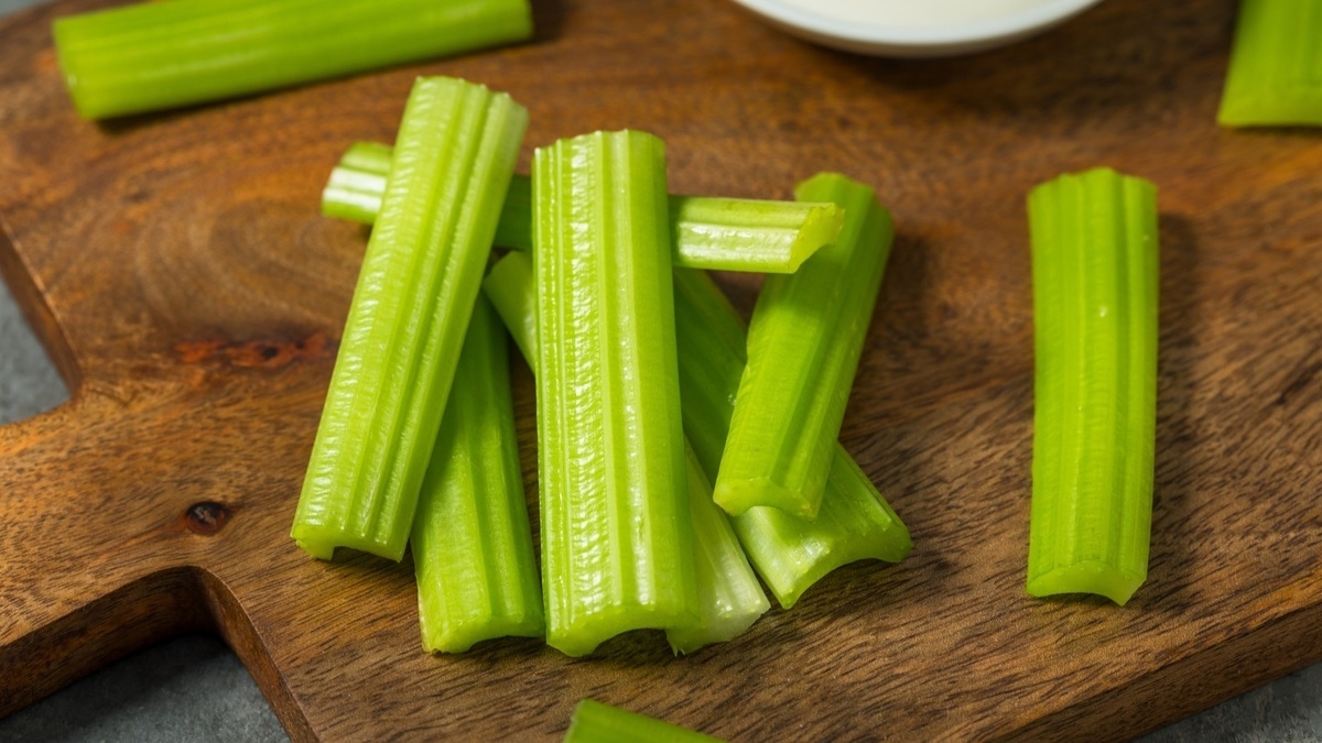 Нужно ли чистить сельдерей от волокон? Эксперт рассказал, как разобраться с жестким овощем 