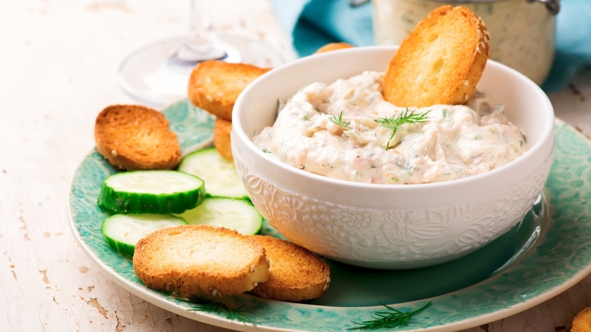 Копченый лосось добавляю не только на бутерброды — кусочек откладываю на лососевый дип к чему угодно: гостям нравится!