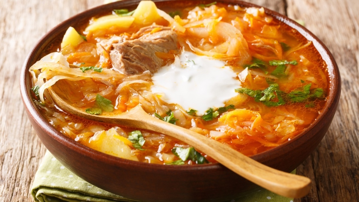 Щи всегда получаются густыми и насыщенными — потому что вместо обычной капусты и квашеной добавляю такую 