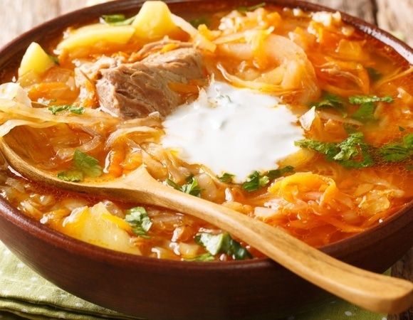 Щи всегда получаются густыми и насыщенными — потому что вместо обычной капусты и квашеной добавляю такую 