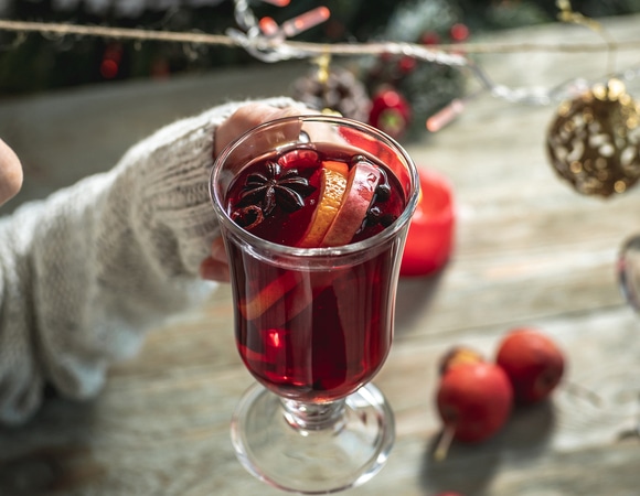 5 согревающих напитков для холодного сезона — от классического глинтвейна до горячего апероля