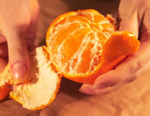 Спор едва не обернулся трагедией: опасная игра с мандарином довела москвичку до реанимации