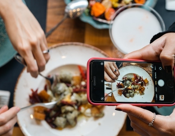 Могут ли икра и лобстеры на столе заинтересовать налоговую — адвокат объяснила, стоит ли волноваться 
