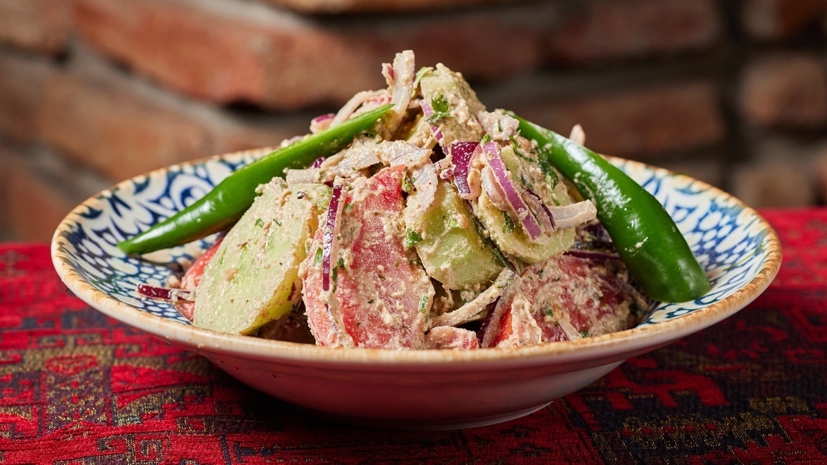 "Рецепт привезла из Грузии": больше не ем обычный салат из огурцов и помидоров — превращаю его в шедевр с кавказским колоритом