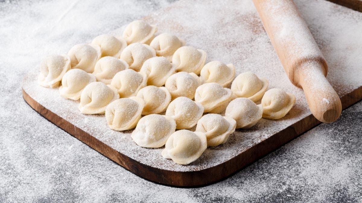 Тесто на пельмени замешиваю без лишней мороки и хлебопечки — не рвется и чудо как "слушается"