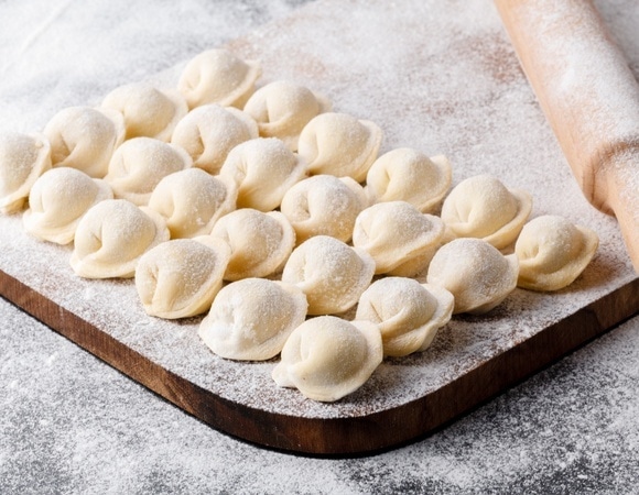 Тесто на пельмени замешиваю без лишней мороки и хлебопечки — не рвется и чудо как "слушается"