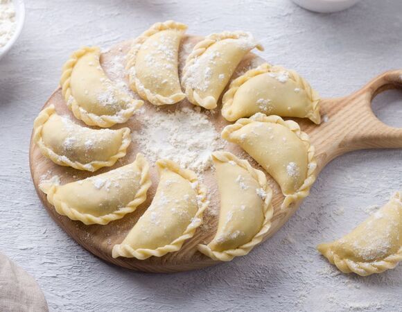 Такое тесто на кипятке для вареников действительно универсально и удается на 10/10: "Этот рецепт я услышала в роддоме"