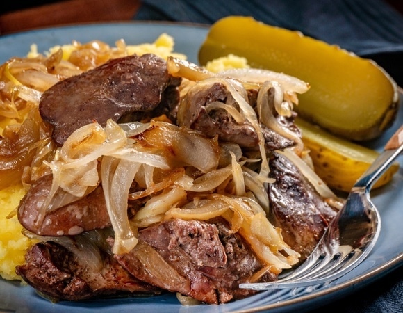 Раньше печень у меня получалась резиновой, а теперь тает во рту: весь секрет — в "умном" обжаривании и соусе