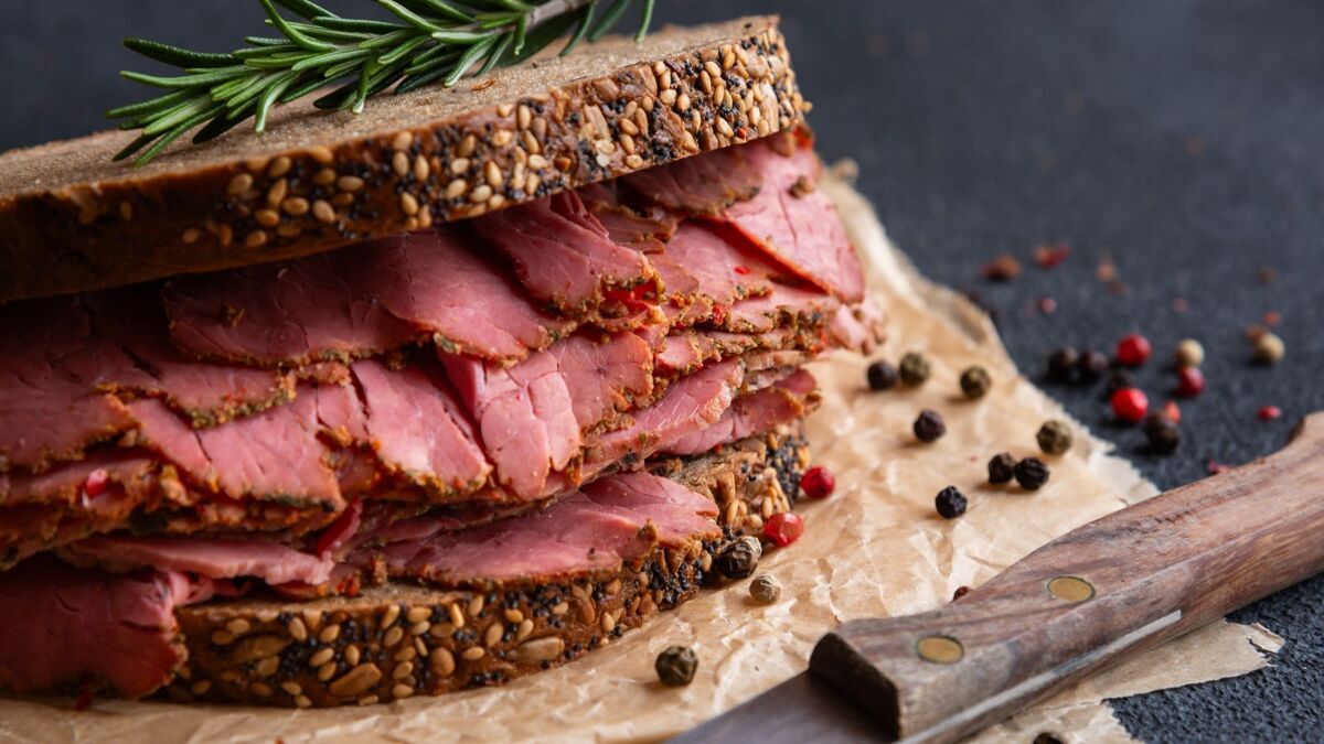 Не просто перекус, а праздничное блюдо: отмечаем 14 января День острого сэндвича с пастромой  