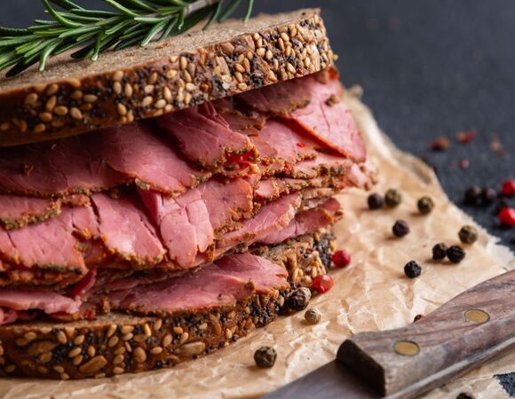 Не просто перекус, а праздничное блюдо: отмечаем 14 января День острого сэндвича с пастромой  