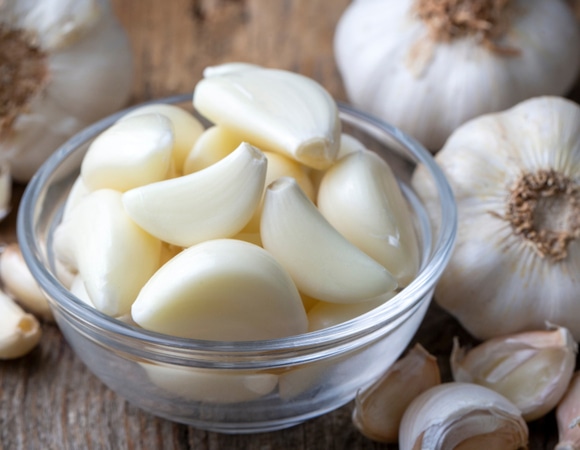Так делать нельзя! Ошибки, из-за которых чеснок теряет вкус и пользу