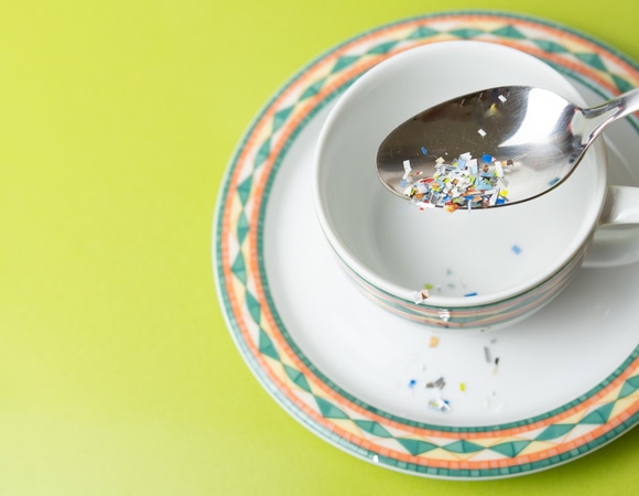 Микропластик атакует: 7 способов уменьшить его в вашем рационе