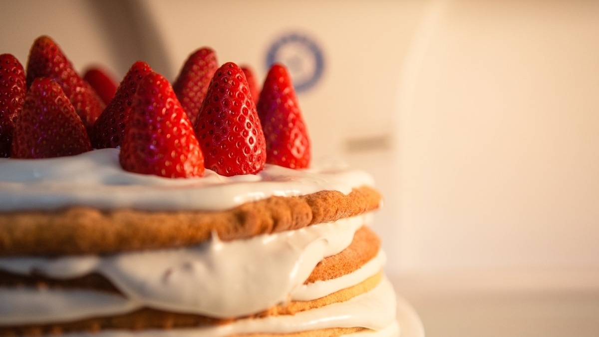 Замечали, что некоторые магазинные торты не черствеют неделями? Эксперт ответила, безопасно ли их покупать Замечали, что некоторые магазинные торты не черствеют неделями? Эксперт ответила, безопасно ли их покупать