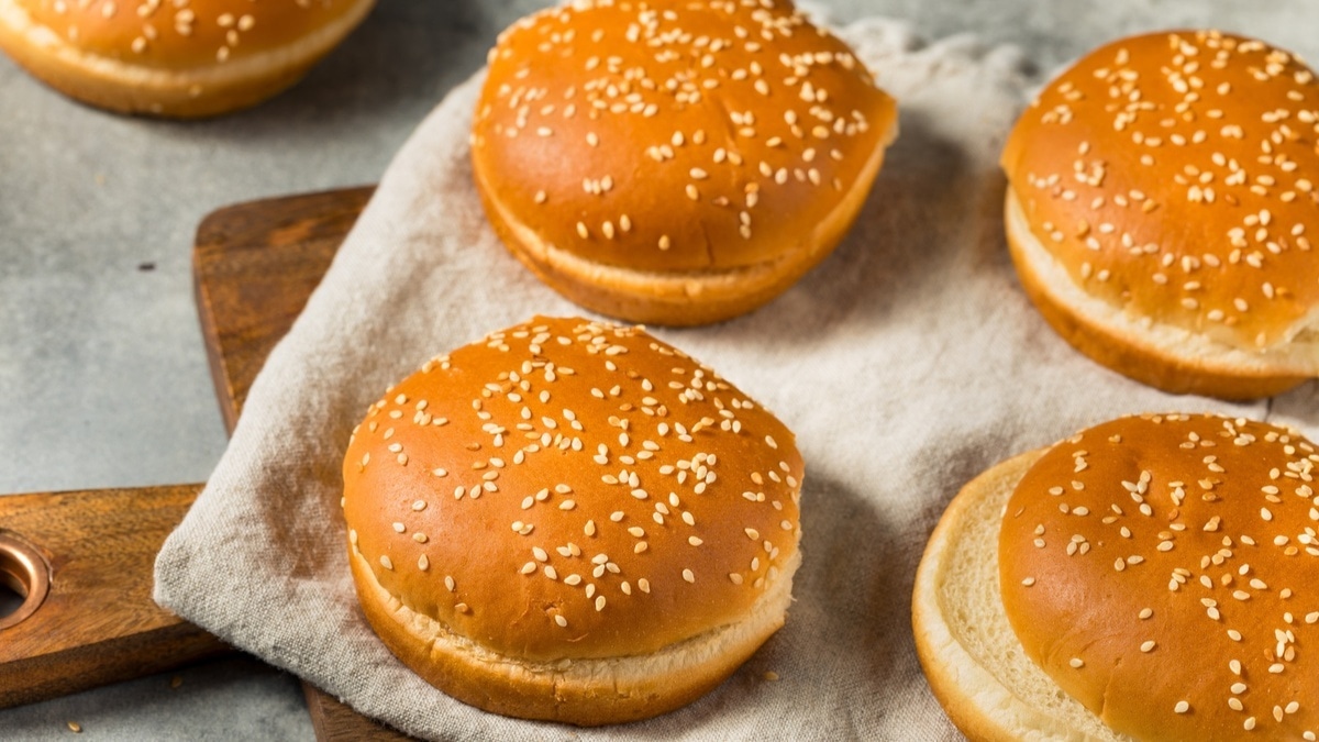 Домашние бургеры не удавались из-за булочек — пока не нашла этот рецепт: теперь вкус совпадает на 100%