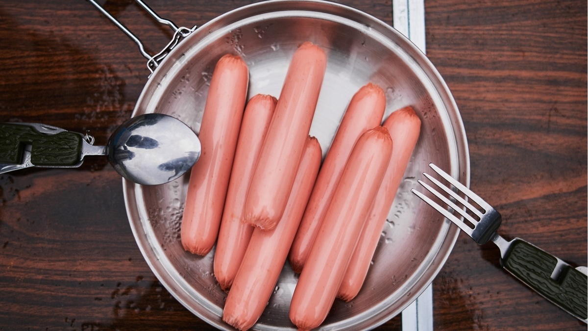 "Ни в коем случае не накрывать крышкой": шеф-повар указал на ошибки при приготовлении сосисок