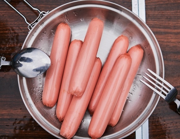 "Ни в коем случае не накрывать крышкой": шеф-повар указал на ошибки при приготовлении сосисок