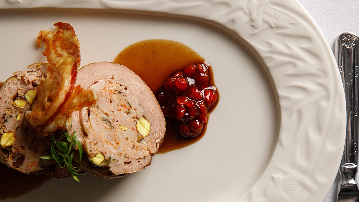 Баллотин из индейки с фисташками и клюквенным соусом — пошаговый рецепт от шеф-повара Джонатана Кертиса
