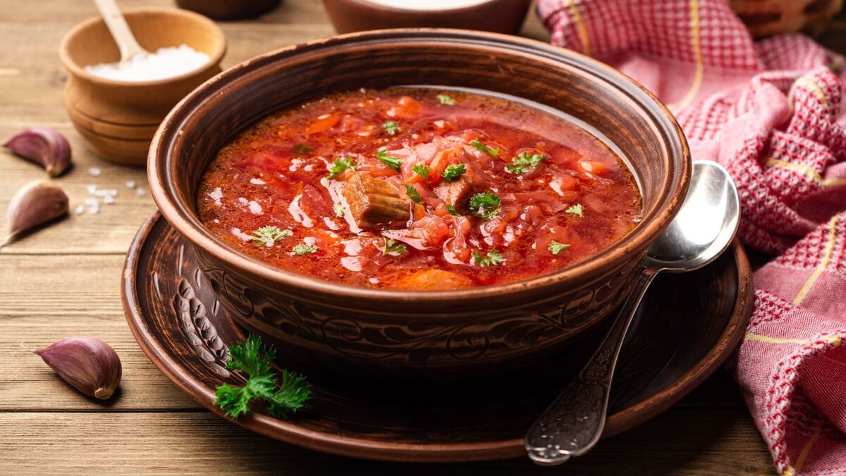 Баланс БЖУ, очищение организма и низкая калорийность: эксперты Роспотребнадзора назвали 2 самых полезных супа и 5 причин их употреблять