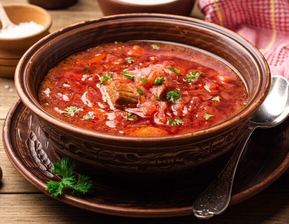 Баланс БЖУ, очищение организма и низкая калорийность: эксперты Роспотребнадзора назвали 2 самых полезных супа и 5 причин их употреблять