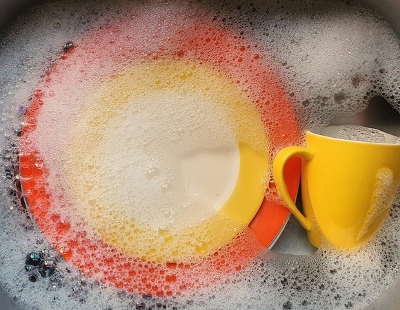 Нужно ли замачивать пригоревшую посуду? Эксперт объяснила, когда это необходимость, а когда — ошибка