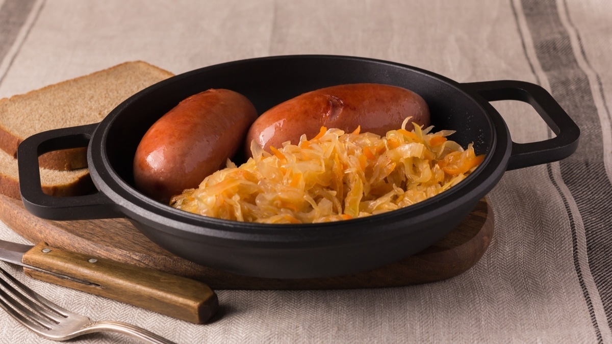 Закинула в форму и забыла: тушеная капуста без лишней воды удалась с первого раза 