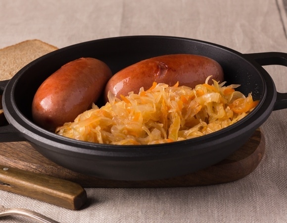 Закинула в форму и забыла: тушеная капуста без лишней воды удалась с первого раза 