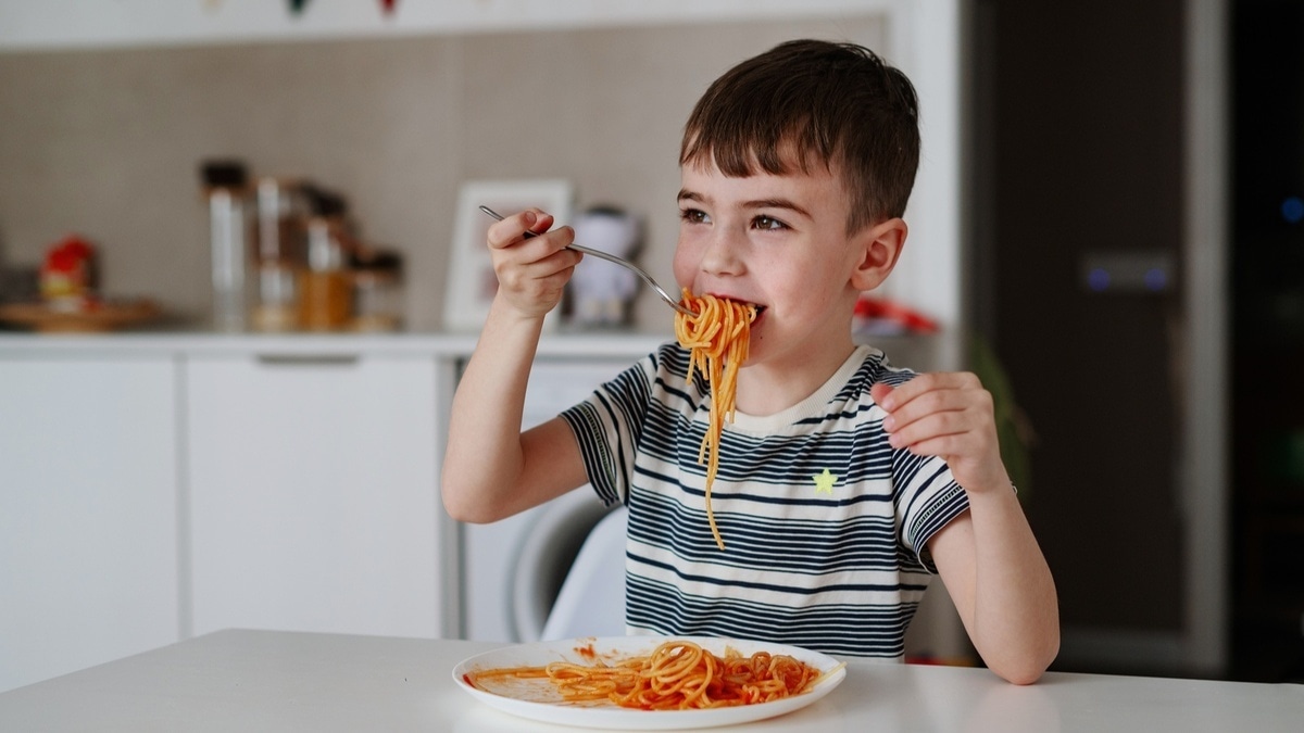 Как научить ребенка аккуратно есть: детский психолог объяснила, какие правила работают в 3 года, а какие — в 10
