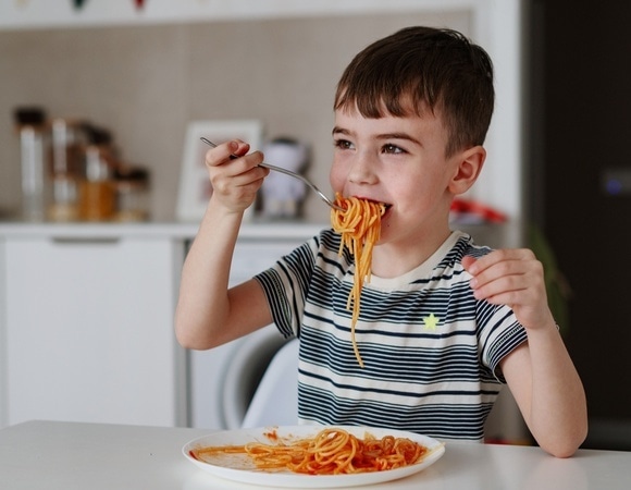 Как научить ребенка аккуратно есть: детский психолог объяснила, какие правила работают в 3 года, а какие — в 10