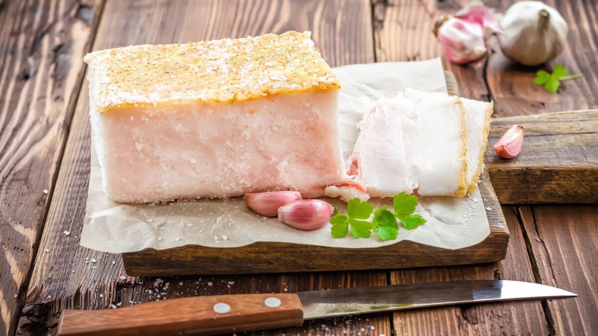 Если вы едите сало так, то это большая ошибка: с чем нельзя сочетать продукт