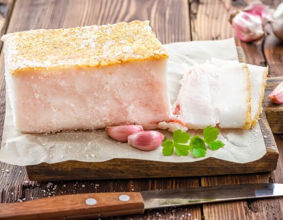 Если вы едите сало так, то это большая ошибка: с чем нельзя сочетать продукт