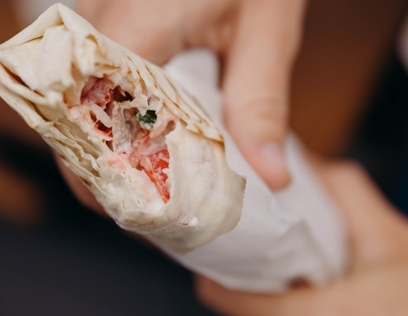 Диетолог предупредила о неожиданной опасности покупной шаурмы: не в отравлении дело