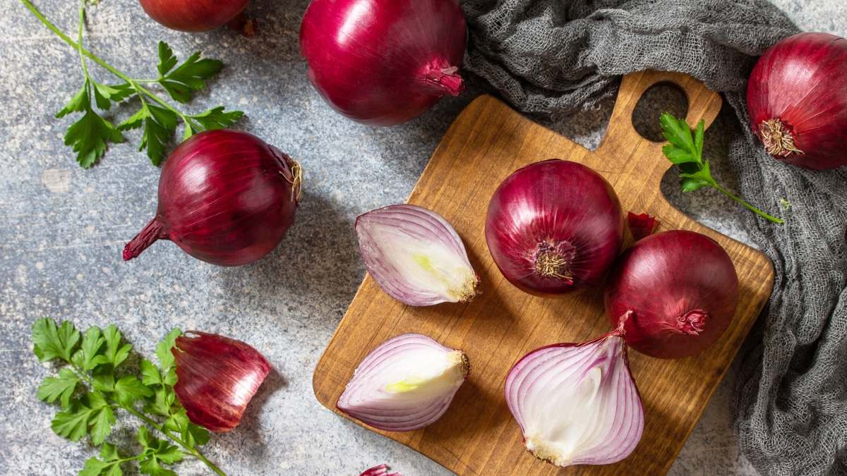 Больше никаких нежелательных запахов: лайфхаки по хранению лука, о которых вы не знали