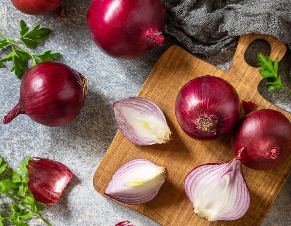 Больше никаких нежелательных запахов: лайфхаки по хранению лука, о которых вы не знали