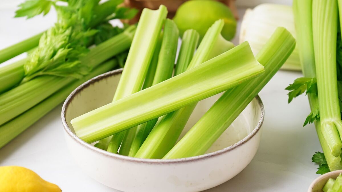 Ем маринованные стебли сельдерея целыми днями и не могу остановиться — забыла про огурцы и "подсадила" на вкуснятину всех вокруг