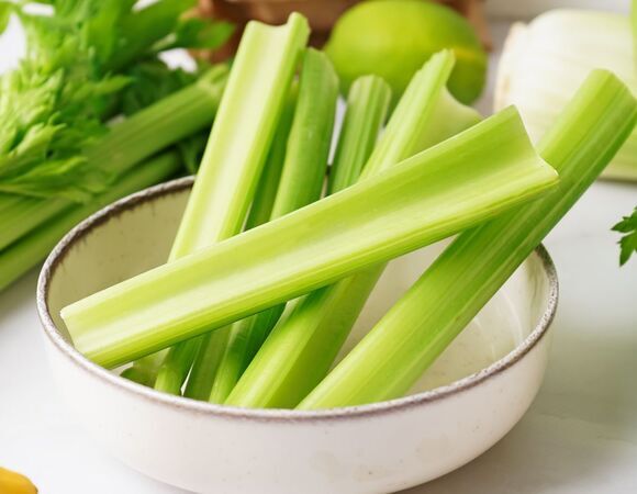 Ем маринованные стебли сельдерея целыми днями и не могу остановиться — забыла про огурцы и "подсадила" на вкуснятину всех вокруг