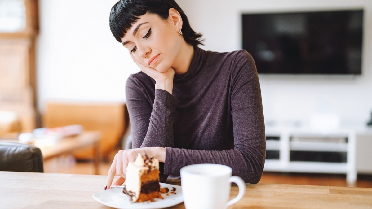 Почему стыдно есть на публике: "Неправильно сидит или держит вилку"