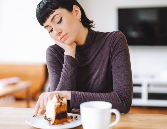 Почему стыдно есть на публике: "Неправильно сидит или держит вилку"