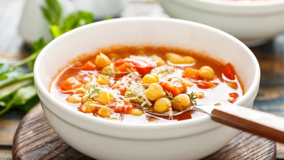 Убрала из супа крупы, заменив их на этот продукт: рецепт сразу разлетелся по подругам 