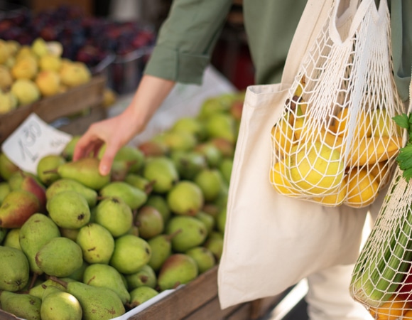 Покупки в супермаркете или на рынке: где продукты лучше и выгоднее?